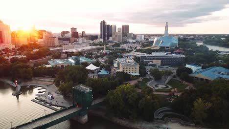 Una-Puesta-De-Sol-Amplia-Hora-Dorada-Vista-Aérea-Del-Parque-Urbano-Museo-Canadiense-De-Derechos-Humanos-El-Mercado-De-Horquillas-Centro-De-Winnipeg-Parque-Shaw-Puente-Provencher-Río-Rojo-En-Manitoba-Canadá