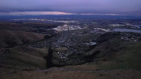 Antena-Hacia-Christchurch-Desde-El-Amanecer-Nublado-De-La-Montaña.