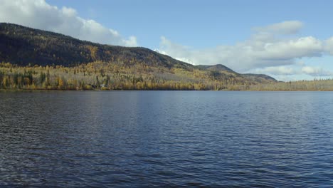 Eine-Drohnenaufnahme-Des-Seymour-Lake-In-Der-Gegend-Von-Smithers-Im-Norden-Von-British-Columbia-Während-Der-Herbstmonate,-Die-Sich-In-Der-Nähe-Des-Langsam-Ansteigenden-Wassers-Aus-Der-Luft-Bewegt