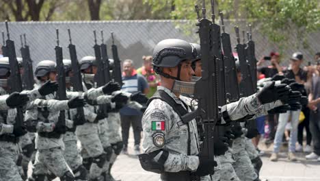 Schwerbewaffnete-Mexikanische-Soldaten-Marschieren-Während-Der-Parade-Zum-Mexikanischen-Unabhängigkeitstag