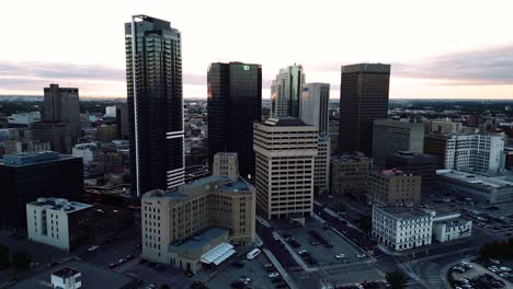 Ein-Wolkenkratzer-Sonnenuntergang,-Goldene-Stunde,-Luftaufnahme-Des-Stadtparks,-Kanadisches-Museum-Für-Menschenrechte,-The-Forks-Market,-Innenstadt-Von-Winnipeg,-Shaw-Park,-Provencher-Bridge,-Red-River-In-Manitoba,-Kanada