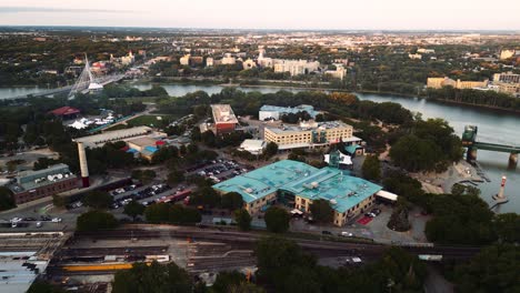 Ein-St.-Bonifatius-Sonnenuntergang,-Goldene-Stunde,-Luftaufnahme-Des-Stadtparks,-Kanadisches-Museum-Für-Menschenrechte,-The-Forks-Market,-Innenstadt-Von-Winnipeg,-Shaw-Park,-Provencher-Bridge,-Red-River-In-Manitoba,-Kanada