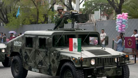 Mexikanisches-Militär-Fährt-Humwee,-Ausgerüstet-Mit-Granatwerfer
