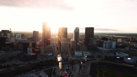 Una-Luz-Brillante-Rascacielos-Puesta-De-Sol-Hora-Dorada-Vista-Aérea-Del-Parque-Urbano-Museo-Canadiense-De-Derechos-Humanos-El-Mercado-De-Horquillas-Centro-De-Winnipeg-Parque-Shaw-Puente-Provencher-Río-Rojo-En-Manitoba-Canadá