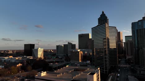 Luftaufnahme-Des-Peachtree-Street-Bridge-Schildes-Mit-Blick-Auf-Den-Marriott-Marquis-Und-Den-Truist-Plaza-Im-Hintergrund