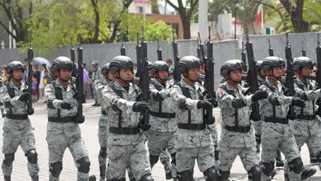 Soldados-Mexicanos-Fuertemente-Armados-Marchando-En-Un-Desfile-En-Monterrey-Durante-El-Día-De-La-Independencia.