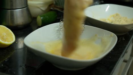 Mojar-Pechuga-De-Pollo-En-Un-Delicioso-Tazón-De-Salsa-De-Huevo-Receta-Crujiente-Casera