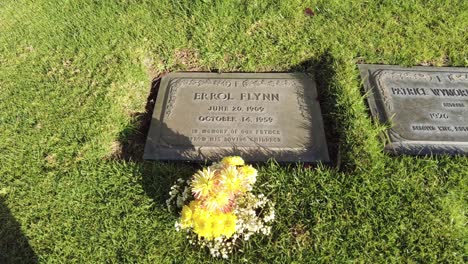 The-grave-of-actor-Errol-Flynn-at-Forest-Lawn-Cemetery-in-Glendale,-California