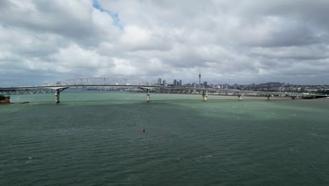 Icónico-Puente-Del-Puerto-De-Auckland-Y-Paisaje-Urbano:-Vistas-Aéreas-Sobre-El-Puerto-De-Waitemata-Disparo-Aéreo-Con-Drones
