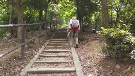 Anciano-Japonés-Sube-Al-Monte-Daimonji-Kyoto,-Japón,-Con-Equipo-De-Trekking