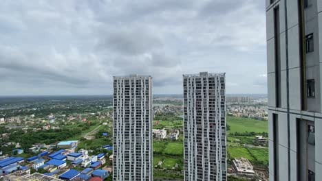 Toma-Panorámica-De-Edificios-Residenciales-Llamados-Torres-Urbanas-En-Kolkata,-India,-En-Un-Día-Nublado.