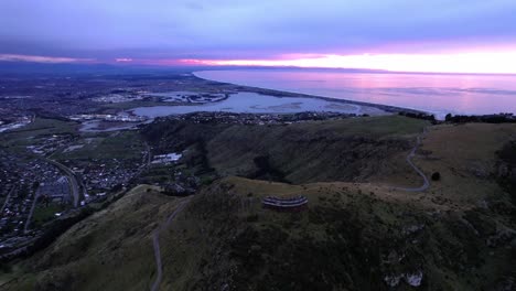 Luftaufnahme-Des-Christchurch-Sessellifts,-Rosafarbener-Himmel,-Sonnenaufgang-über-Den-Bergen
