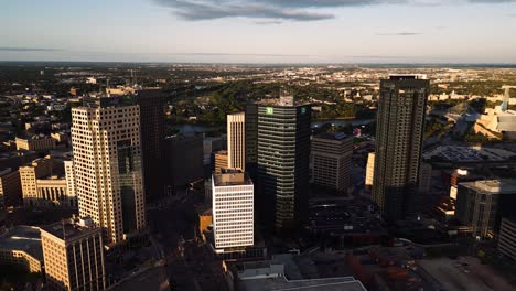 Ein-Wolkenkratzer,-Langer-Clip,-Sonnenuntergang,-Goldene-Stunde,-Luftaufnahme-Des-Stadtparks,-Kanadisches-Museum-Für-Menschenrechte,-The-Forks-Market,-Innenstadt-Von-Winnipeg,-Shaw-Park,-Provencher-Bridge,-Red-River-In-Manitoba,-Kanada