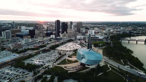 Una-Puesta-De-Sol-Estática-Hora-Dorada-Vista-Aérea-Del-Parque-Urbano-Museo-Canadiense-De-Derechos-Humanos-El-Mercado-De-Horquillas-Centro-De-Winnipeg-Parque-Shaw-Puente-Provencher-Río-Rojo-En-Manitoba-Canadá