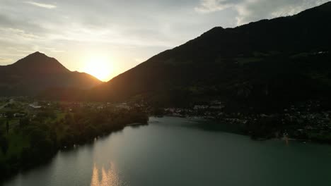 Relajante-Puesta-De-Sol-En-Un-Lugar-Maravilloso-Lleno-De-Montañas-Lugar-De-Vacaciones-Rodeado-De-Casas-Y-Colinas-Naturales-Reflejo-Del-Sol-En-El-Océano-Lugar-Paradisíaco-Y-Tranquilo-Lleno-De-Paz-En-Suiza