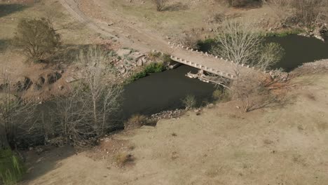 Sobrevuelo-De-Drones-Sobre-Un-Río-Contaminado-Con-Escombros-De-Hormigón-En-Los-Bordes