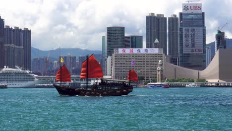 Barco-Basura-De-Hong-Kong-Con-Velas-Rojas-Pasando-Por-El-Puerto-De-Victoria