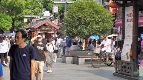 Toma-En-Cámara-Lenta-De-Turistas-Explorando-El-Famoso-Distrito-Histórico-De-Qinghefang