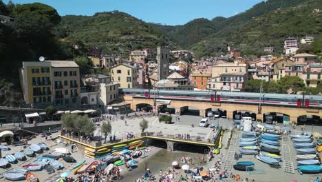 Zug-Fährt-Durch-Monterosso,-Cinque-Terre,-Italien---Erstaunliche-Drohnenaufnahme