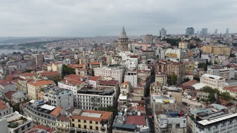 Luftaufnahmen-Des-Galata-Turms-Und-Seiner-Umgebung-In-Istanbul-Mit-Blick-Auf-Das-Meer-Und-Die-Stadt-Von-Oben