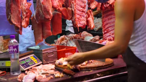 Carnicero-Usando-Cuchilla-En-El-Mercado-De-Mong-Kok