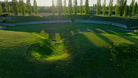 Toma-De-Drone-Del-Anfiteatro-Romano-En-Carnuntum,-Austria-Al-Atardecer