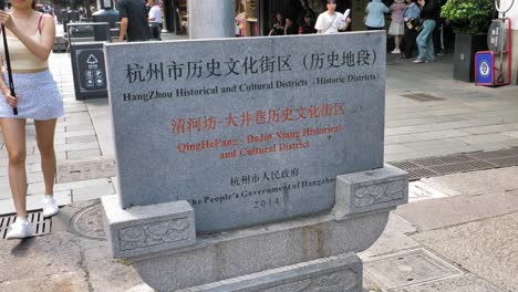 Zeitlupenaufnahme-Des-Von-Touristen-Umgebenen-Schildes-Des-Kulturviertels-Von-Hangzhou