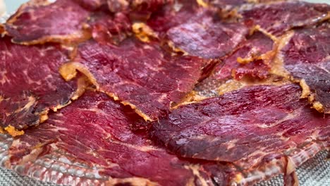 Köstliche-Traditionelle-Spanische-Iberico-Schweinefleischstücke,-Leckerer-Feinkost-Fleischsnack-In-Marbella-Malaga,-Spanien,-4K-Aufnahme