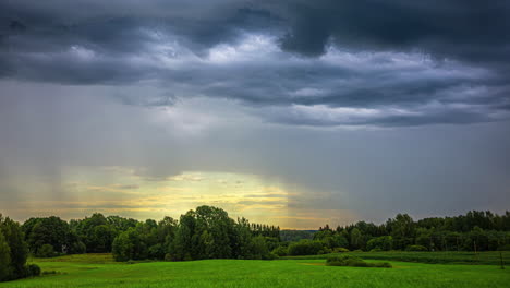 Majestuosas-Nubes-Estratonimbus-Y-Lluvia-Cayendo-En-Plano-Medio-Ancho-Con-Luz-Solar-Retroiluminada
