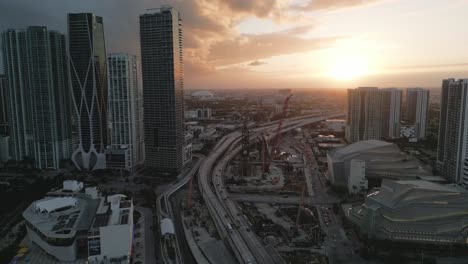 Drone-Aéreo-Vuela-Sobre-El-Horizonte-Dorado-Del-Atardecer-Fondo-En-La-Plaza-Urbana-Del-Rascacielos-Del-Centro-De-Miami,-Estados-Unidos-Florida-Estableciendo-Tiro