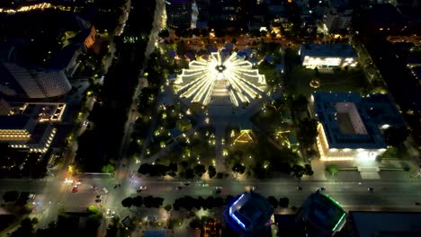 Hermosa-Capital-De-Tirana,-Con-La-Pirámide-Iluminada-De-Tirana,-Luces-Y-Bulevar,-Elegancia-Nocturna,-Impresionante-Vista-Aérea