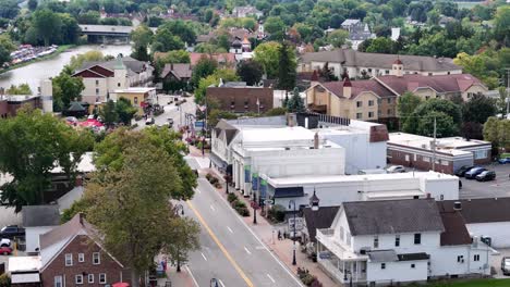 Frankenmuth,-MI-–-10.-September-2023-–-Eine-Vergrößerte,-Sich-Langsam-Vorwärts-Bewegende-Luftaufnahme-Der-Hauptstraße-Von-Frankenmuth-Michigan-Während-Des-Autofests-2023