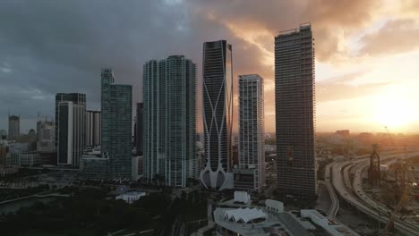 Toma-Aérea-De-Establecimiento-De-Rascacielos-Y-Autopista-En-El-Centro-De-La-Ciudad-De-Miami,-EE.UU.,-Horizonte-De-La-Ciudad-Americana