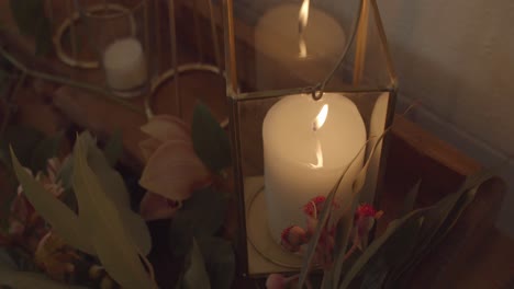 Kerzenbrennen,-Dokumentarische-B-Rolle-über-Stimmungsvolles-Sturmkerzenglas-Mit-Dekorativen-Blumen,-Docht-Brennt-In-Reflexionen-In-Einer-Flamme