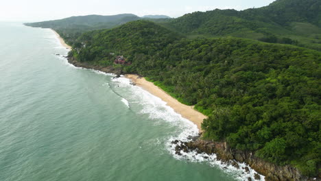Abgelegener-Paradiesischer-Strand-An-Der-üppigen-Küste-Von-Koh-Lanta-Im-Süden-Thailands
