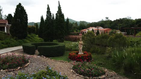 Jardines-Botánicos-En-Un-Resort-De-Estilo-Italiano-Con-Adornos-Y-Flores
