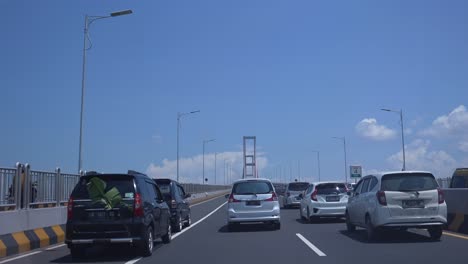 Die-Fahrt-über-Die-Insel-Java-Nach-Madura-über-Die-Suramadu-Brücke,-Der-Zustand-Des-Autos