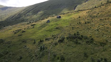 Zwei-Alte-Bergbauernhöfe-In-Norwegen-Auf-Vikafjellet