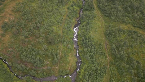 Drohnenaufnahmen-Eines-Baches-In-Der-Natur-In-Norwegen
