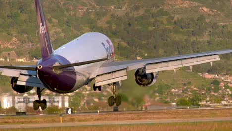 Flugzeug-Landet-Auf-Der-Landebahn