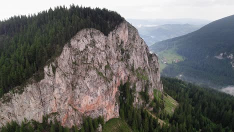 Rotiert-Um-Eine-Riesige-Felswand