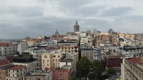 Aufnahmen-Des-Galata-Turms-Per-Drohne-Auf-Dachebene,-Einem-Historischen-Wahrzeichen-Von-Istanbul-Und-Seiner-Umgebung-In-Der-Stadt