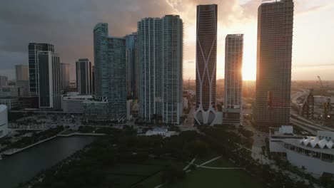 Drone-Panorámico-Aéreo-Vuela-Sobre-El-Horizonte-Del-Atardecer-Del-Centro-De-Miami-Florida-Viaje-Destino-Americano