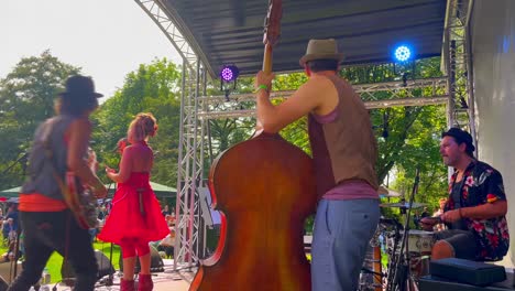 Swingende-Musikband,-Die-Beim-Noorderpark-Festival-Auf-Der-Bühne-Auftritt-Und-Singt