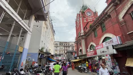 Low-Angle-Aufnahme-Des-Historischen-Sir-Stuart-Hogg-Market-Oder-Hogg-Market,-Im-Volksmund-Als-Neuer-Markt-Bekannt,-In-Kalkutta,-Indien,-Tagsüber