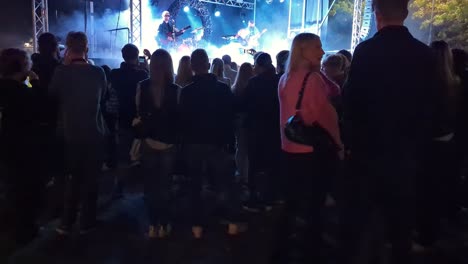 Una-Pareja-Enamorada-De-4k-60fps-Está-Viendo-Un-Concierto-Gratuito-Al-Aire-Libre-En-Suecia---Toma-Inclinada