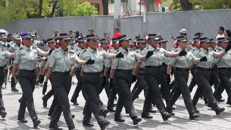 Fuerzas-Armadas-Del-Ejército-Nacional,-Marchando-Por-Monterrey-Nuevo-León-En-El-Desfile-Conmemorativo-De-La-Independencia-De-México