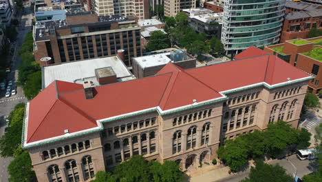 Luftschwenk-über-Der-Newberry-Bibliothek-Und-Rund-Um-Die-Harvest-Bible-Chapel-Im-Sonnigen-Chicago