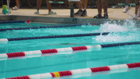 Sportler-Springt-Beim-Sommersport-Schwimmtreffen-In-Siloam-Springs,-Arkansas,-USA,-In-Den-Pool