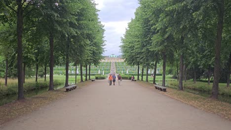 Vista-De-La-Calle-Del-Parque-Sanssouci-En-Un-Día-Nublado